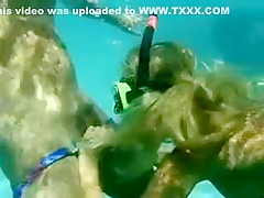 Une blonde super jolie baise dans la mer avec son ami