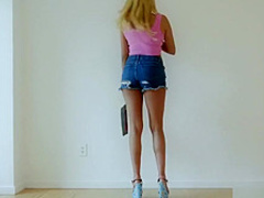 Bubble butt and big tits on this amateur calendar girl