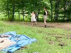 Une salope se fait enculer devant des promeneurs en forêt