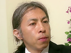 La secrétaire japonaise se fait lécher par son patron