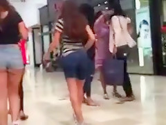 Creep! Fetter Teenyarsch frisst Hotpants!