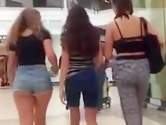 Creep! Fetter Teenyarsch frisst Hotpants!