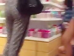 Creep! Fetter Teenyarsch frisst Hotpants!