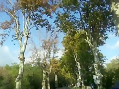 Jeune minette défoncée en forêt