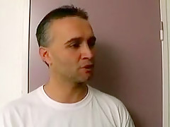 Un client encule la femme de ménage surprise en train de voler