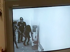 Ce couple de flics va se taper la prévenue très sexy dans un trio enflammé