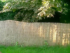 Arschfick im Garten Nachbern schauen zu