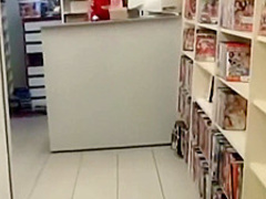 Die neue Aushilfe in der Pornovideothek gefickt