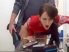 Die neue Aushilfe in der Pornovideothek gefickt