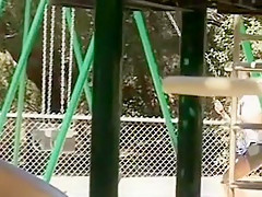 Babe suce deux mecs dehors et rentre se faire niquer en double