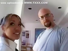 Babe suce deux mecs dehors et rentre se faire niquer en double