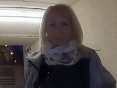 Oma geht vor dem Arschfick mit Opa mit Plug im Arsch zum Chinesen