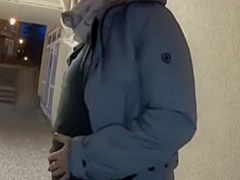 Oma geht vor dem Arschfick mit Opa mit Plug im Arsch zum Chinesen