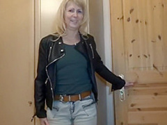 Oma geht vor dem Arschfick mit Opa mit Plug im Arsch zum Chinesen