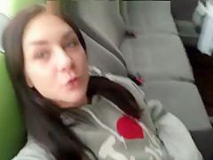 Ce jeune couple se livre à un jeu de touche pipi dans le car