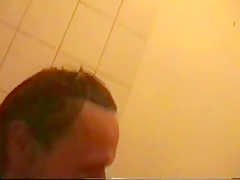 Fette Schlampe macht Pissspiele im Bad