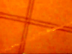 Fette Schlampe macht Pissspiele im Bad