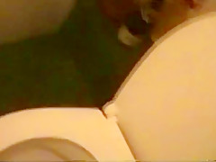 Fette Schlampe macht Pissspiele im Bad