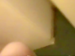 Fette Schlampe macht Pissspiele im Bad