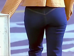 interracial kissing and ass grab (Barbershop 2002)