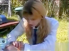 L'étudiante préfère baiser que de réviser les cours