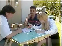 L'étudiante préfère baiser que de réviser les cours