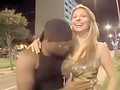 Une magnifique blonde brésilienne enculée par un black féroce