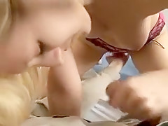 Plan sexe avec une douce blonde qui prend tout le sperme sur le ventre