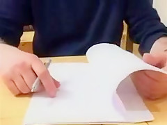 Une milf avec un décolleté de ouf fait du porno