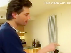 Une milf avec un décolleté de ouf fait du porno