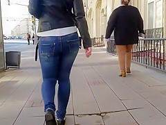 Looking at the wriggling ass