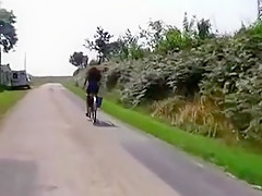 Le Papy de la ferme baise une beurette naive