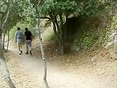 Une française interrompt une randonnée pour baiser avec deux amis