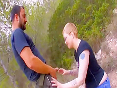 Tite paysanne baisée dans les bois