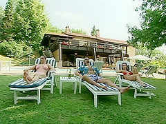 Ce mec puissant et riche se tape ses deux chiennes du moment