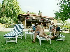 Ce mec puissant et riche se tape ses deux chiennes du moment