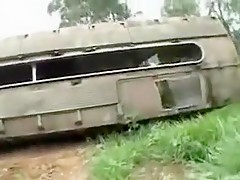 Une cochonne brésilienne se fout à poil dans une voiture et suce son mec