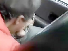 Une cochonne brésilienne se fout à poil dans une voiture et suce son mec