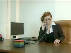 Une DRH à lunettes se fait enculer à sec par le technicien de surface