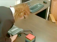 Une DRH à lunettes se fait enculer à sec par le technicien de surface