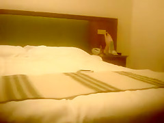 Une prostituée russe en levrette dans une chambre d'hotel