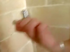 Elle joue avec ses nibards naturels, il la baise dans la baignoire