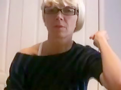 Une vieille cochonne fait sortir le sperme d'une jeune bite