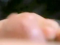 Une vieille cochonne fait sortir le sperme d'une jeune bite