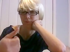 Une vieille cochonne fait sortir le sperme d'une jeune bite