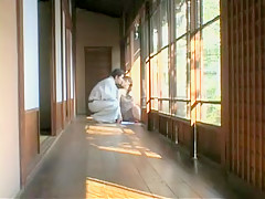 Bel homme embrasse les seins superbes d'une japonaise