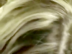 Il passe la soirée à l'hotel avec une copine qui suce