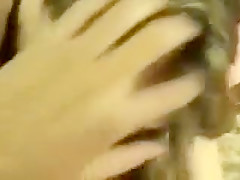 Il passe la soirée à l'hotel avec une copine qui suce