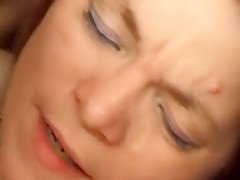 Il nique deux copines ensemble et leur envoit tout en pleine bouche