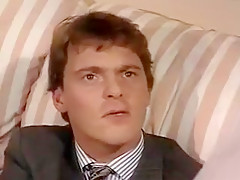 Jeune employée gagne de l'argent en baisant son patron italien